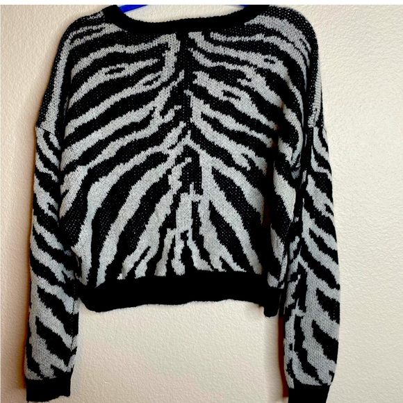 Kendal and Kylie Zebra Print Weekend knit V-Neck off shoulder sweater PacSun - Picture 2 of 4